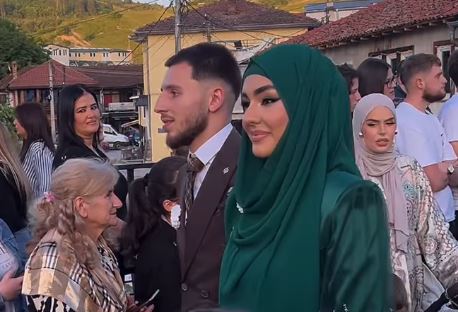 Maturantkinja iz Novog Pazara svojom haljinom podigla buru: Na prvi pogled zamotana deluje skromno, a kad pogledaju niže svi se zabezeknu - featured image