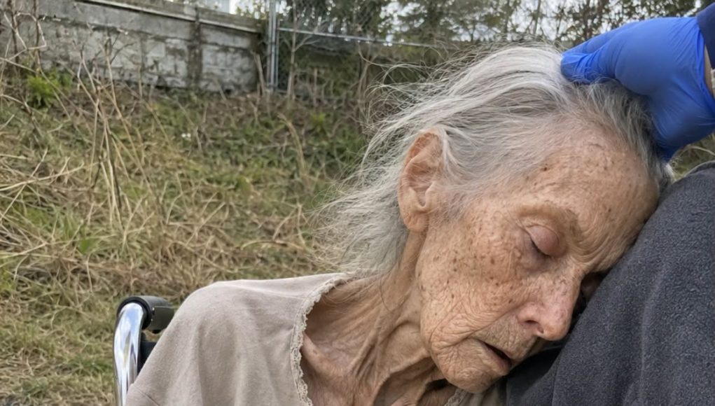 Pronašla sam 95-godišnju ženu omamljenu, kako sjedi u invalidskim kolicima uz pustu cestu, i odvezla je u bolnicu… Ali kad se probudila i ispričala nam što se dogodilo, svi su se ukočili - featured image Pronašla sam 95-godišnju ženu omamljenu, kako sjedi u invalidskim kolicima uz pustu cestu, i odvezla je u bolnicu… Ali kad se probudila i ispričala nam što se dogodilo, svi su se ukočili - featured image