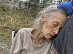 Pronašla sam 95-godišnju ženu omamljenu, kako sjedi u invalidskim kolicima uz pustu cestu, i odvezla je u bolnicu… Ali kad se probudila i ispričala nam što se dogodilo, svi su se ukočili Pronašla sam 95-godišnju ženu omamljenu, kako sjedi u invalidskim kolicima uz pustu cestu, i odvezla je u bolnicu… Ali kad se probudila i ispričala nam što se dogodilo, svi su se ukočili - featured image