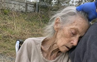Pronašla sam 95-godišnju ženu omamljenu, kako sjedi u invalidskim kolicima uz pustu cestu, i odvezla je u bolnicu… Ali kad se probudila i ispričala nam što se dogodilo, svi su se ukočili Pronašla sam 95-godišnju ženu omamljenu, kako sjedi u invalidskim kolicima uz pustu cestu, i odvezla je u bolnicu… Ali kad se probudila i ispričala nam što se dogodilo, svi su se ukočili - featured image