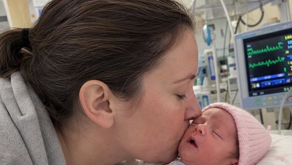 Majka je došla u mrtvačnicu kako bi posljednji put vidjela svoju djevojčicu. Ali tijekom oproštaja primijetila je nešto nevjerojatno… - featured image
