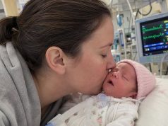 Majka je došla u mrtvačnicu kako bi posljednji put vidjela svoju djevojčicu. Ali tijekom oproštaja primijetila je nešto nevjerojatno… Majka je došla u mrtvačnicu kako bi posljednji put vidjela svoju djevojčicu. Ali tijekom oproštaja primijetila je nešto nevjerojatno… - featured image
