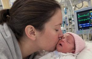 Majka je došla u mrtvačnicu kako bi posljednji put vidjela svoju djevojčicu. Ali tijekom oproštaja primijetila je nešto nevjerojatno… Majka je došla u mrtvačnicu kako bi posljednji put vidjela svoju djevojčicu. Ali tijekom oproštaja primijetila je nešto nevjerojatno… - featured image