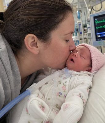 Majka je došla u mrtvačnicu kako bi posljednji put vidjela svoju djevojčicu. Ali tijekom oproštaja primijetila je nešto nevjerojatno… Majka je došla u mrtvačnicu kako bi posljednji put vidjela svoju djevojčicu. Ali tijekom oproštaja primijetila je nešto nevjerojatno… - featured image
