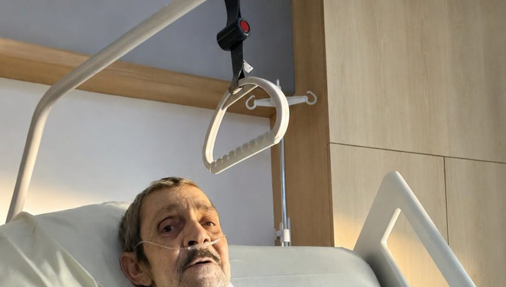 Moj 86-godišnji suprug zamolio me da se nasmiješim za našu posljednju fotografiju pokraj njegova bolničkog kreveta… Nisam razumjela zašto sve dok mi medicinska sestra nije predala ono što je potajno pripremio za mene… - featured image
