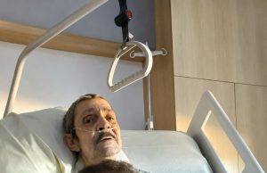 Moj 86-godišnji suprug zamolio me da se nasmiješim za našu posljednju fotografiju pokraj njegova bolničkog kreveta… Nisam razumjela zašto sve dok mi medicinska sestra nije predala ono što je potajno pripremio za mene… Moj 86-godišnji suprug zamolio me da se nasmiješim za našu posljednju fotografiju pokraj njegova bolničkog kreveta… Nisam razumjela zašto sve dok mi medicinska sestra nije predala ono što je potajno pripremio za mene… - featured image