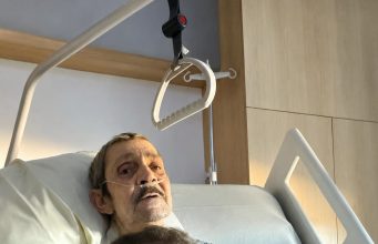 Moj 86-godišnji suprug zamolio me da se nasmiješim za našu posljednju fotografiju pokraj njegova bolničkog kreveta… Nisam razumjela zašto sve dok mi medicinska sestra nije predala ono što je potajno pripremio za mene… Moj 86-godišnji suprug zamolio me da se nasmiješim za našu posljednju fotografiju pokraj njegova bolničkog kreveta… Nisam razumjela zašto sve dok mi medicinska sestra nije predala ono što je potajno pripremio za mene… - featured image