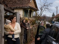 Kad ju je zaručnik ostavio s jednogodišnjim djetetom, cijelo selo se smijalo — sve dok se pred Tanjinom kućom nije zaustavio crni automobil i iz njega izašao čovjek kojeg nitko nije očekivao Kad ju je zaručnik ostavio s jednogodišnjim djetetom, cijelo selo se smijalo — sve dok se pred Tanjinom kućom nije zaustavio crni automobil i iz njega izašao čovjek kojeg nitko nije očekivao - featured image
