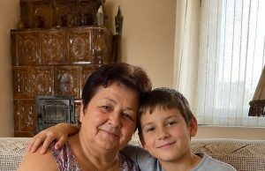 Sedmogodišnji Luka rekao je učiteljici da mu baka svake noći veže ruke, ali tek kad su otvorili zaključanu sobu na katu, otkrili su zašto dječak godinama vjeruje da mu je majka mrtva Sedmogodišnji Luka rekao je učiteljici da mu baka svake noći veže ruke, ali tek kad su otvorili zaključanu sobu na katu, otkrili su zašto dječak godinama vjeruje da mu je majka mrtva - featured image