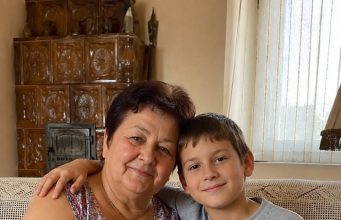 Sedmogodišnji Luka rekao je učiteljici da mu baka svake noći veže ruke, ali tek kad su otvorili zaključanu sobu na katu, otkrili su zašto dječak godinama vjeruje da mu je majka mrtva Sedmogodišnji Luka rekao je učiteljici da mu baka svake noći veže ruke, ali tek kad su otvorili zaključanu sobu na katu, otkrili su zašto dječak godinama vjeruje da mu je majka mrtva - featured image