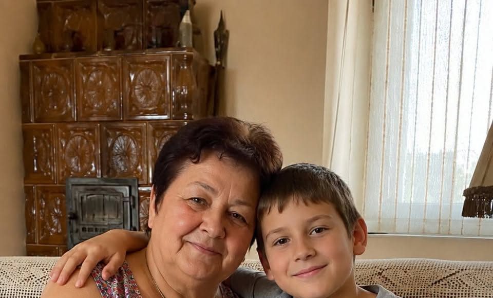 Sedmogodišnji Luka rekao je učiteljici da mu baka svake noći veže ruke, ali tek kad su otvorili zaključanu sobu na katu, otkrili su zašto dječak godinama vjeruje da mu je majka mrtva - featured image