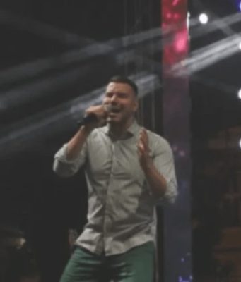 UMRLA DJEVOJKA NAŠEG PJEVAČA!! Odjednom se srušila na njegovom nastupu, on ne dolaazi sebi od šokkka… UMRLA DJEVOJKA NAŠEG PJEVAČA!! Odjednom se srušila na njegovom nastupu, on ne dolaazi sebi od šokkka… - featured image