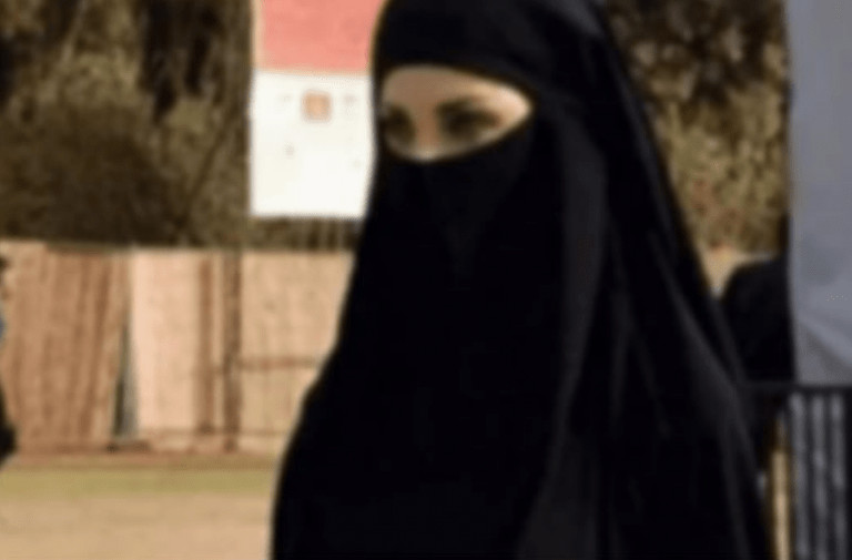 Na glavi burka, a dole žurka, bruka i sramota: Ova djevojka je postala viralni hit, dobro pogledajte donji dio slike, auu - featured image