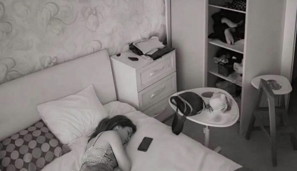 Postavila je kameru u spavaću sobu zbog neobičnih noćnih dešavanja, a snimak je otkrio istinu koju nije očekivala - featured image