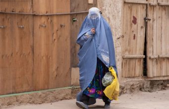 Darkov komšija oženio muslimanku zamotanu od glave do pete: Nikad je nismo ni videli ni čuli, a onda sam kroz prozor video prizor i zanemeo… Darkov komšija oženio muslimanku zamotanu od glave do pete: Nikad je nismo ni videli ni čuli, a onda sam kroz prozor video prizor i zanemeo… - featured image