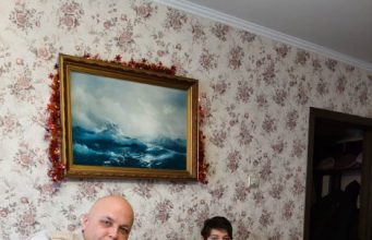 Moj otac pozvao je tri žene na svoj 70. rođendan i rekao: „Svima vama lagao sam 25 godina.” Moja majka je problijedjela, a ja sam očekivao najgore… sve dok nije stavio staru medicinsku mapu na stol… Moj otac pozvao je tri žene na svoj 70. rođendan i rekao: „Svima vama lagao sam 25 godina.” Moja majka je problijedjela, a ja sam očekivao najgore… sve dok nije stavio staru medicinsku mapu na stol… - featured image