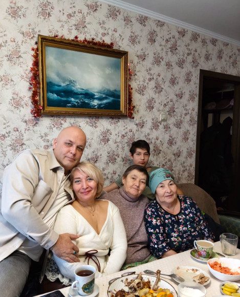 Moj otac pozvao je tri žene na svoj 70. rođendan i rekao: „Svima vama lagao sam 25 godina.” Moja majka je problijedjela, a ja sam očekivao najgore… sve dok nije stavio staru medicinsku mapu na stol… - featured image