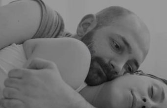 Šta znači ako žena tokom intimnog odnosa samo leži i pasivno se ponaša, prema psihologiji Šta znači ako žena tokom intimnog odnosa samo leži i pasivno se ponaša, prema psihologiji - featured image