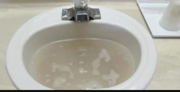 Ja sam VODOINSTALATER sa 50 godina iskustva i ovo je NAJBOLJI TRIK ZA OTPUŠAVANJE SUDOPERE - featured image