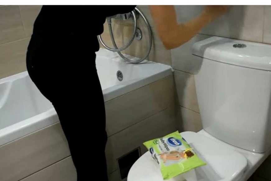ŽENA SIPALA OVO U VODOKOTLIĆ I IZAZVALA BURU NA INTERNETU: Kupatilo joj miriše mjesecima, a caka nikad prostija - featured image ŽENA SIPALA OVO U VODOKOTLIĆ I IZAZVALA BURU NA INTERNETU: Kupatilo joj miriše mjesecima, a caka nikad prostija - featured image