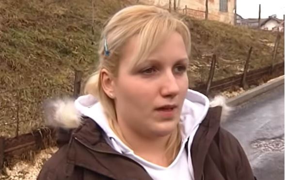 Srpski vojnik pronašao bebu u spaljenoj kući: 16 godina kasnije svoje ime zatekla na spomeniku nestalih tokom rata u BiH - featured image