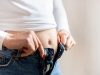 Tokom leta se voda gomila u stomaku i nogama, a onda nastaju višak kilograma i otečeni zglobovi: Kako izbaciti vodu iz nogu? Tokom leta se voda gomila u stomaku i nogama, a onda nastaju višak kilograma i otečeni zglobovi: Kako izbaciti vodu iz nogu? - featured image