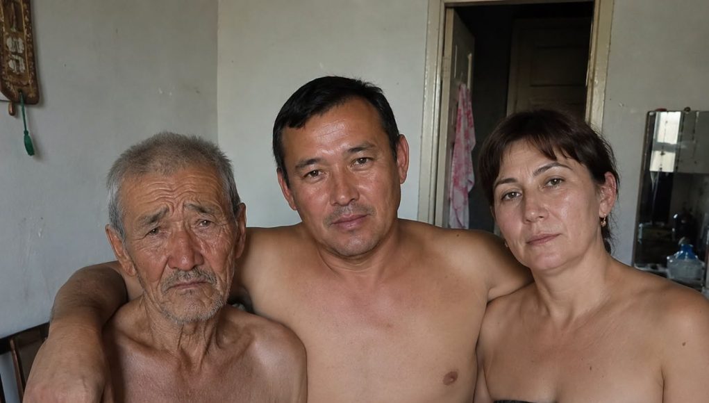 Moj muž doveo je kući stranca i zamolio me da mu dopustim ostati samo jednu noć. Ali sljedećeg jutra slučajno sam čula njihov tajni razgovor u kuhinji — i shvatila da taj čovjek nije slučajno ušao u naše živote… - featured image Moj muž doveo je kući stranca i zamolio me da mu dopustim ostati samo jednu noć. Ali sljedećeg jutra slučajno sam čula njihov tajni razgovor u kuhinji — i shvatila da taj čovjek nije slučajno ušao u naše živote… - featured image