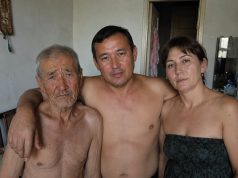 Moj muž doveo je kući stranca i zamolio me da mu dopustim ostati samo jednu noć. Ali sljedećeg jutra slučajno sam čula njihov tajni razgovor u kuhinji — i shvatila da taj čovjek nije slučajno ušao u naše živote… Moj muž doveo je kući stranca i zamolio me da mu dopustim ostati samo jednu noć. Ali sljedećeg jutra slučajno sam čula njihov tajni razgovor u kuhinji — i shvatila da taj čovjek nije slučajno ušao u naše živote… - featured image