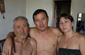 Moj muž doveo je kući stranca i zamolio me da mu dopustim ostati samo jednu noć. Ali sljedećeg jutra slučajno sam čula njihov tajni razgovor u kuhinji — i shvatila da taj čovjek nije slučajno ušao u naše živote… Moj muž doveo je kući stranca i zamolio me da mu dopustim ostati samo jednu noć. Ali sljedećeg jutra slučajno sam čula njihov tajni razgovor u kuhinji — i shvatila da taj čovjek nije slučajno ušao u naše živote… - featured image