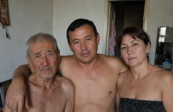 Moj muž doveo je kući stranca i zamolio me da mu dopustim ostati samo jednu noć. Ali sljedećeg jutra slučajno sam čula njihov tajni razgovor u kuhinji — i shvatila da taj čovjek nije slučajno ušao u naše živote… Moj muž doveo je kući stranca i zamolio me da mu dopustim ostati samo jednu noć. Ali sljedećeg jutra slučajno sam čula njihov tajni razgovor u kuhinji — i shvatila da taj čovjek nije slučajno ušao u naše živote… - featured image