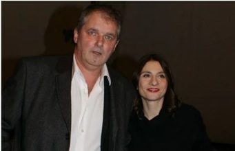 Mandina udovica se skinula u bikini: Uživa za sve pare na moru, u društvu Mlađeg kolege..Kad vidite ko je u pitanju zinut ćete od šoka (FOTO) Mandina udovica se skinula u bikini: Uživa za sve pare na moru, u društvu Mlađeg kolege..Kad vidite ko je u pitanju zinut ćete od šoka (FOTO) - featured image