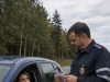 Saobraćajni policajac namjerno je mladoj ženi pocijepao vozačku dozvolu u pokušaju da je ponizi. Ali upravo u tom trenutku žena je mirno otvorila pretinac za rukavice, izvadila nešto drugo, a samo nekoliko sekundi kasnije policajac je stajao potpuno šokiran 😱 Saobraćajni policajac namjerno je mladoj ženi pocijepao vozačku dozvolu u pokušaju da je ponizi. Ali upravo u tom trenutku žena je mirno otvorila pretinac za rukavice, izvadila nešto drugo, a samo nekoliko sekundi kasnije policajac je stajao potpuno šokiran 😱 - featured image