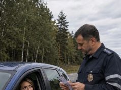 Saobraćajni policajac namjerno je mladoj ženi pocijepao vozačku dozvolu u pokušaju da je ponizi. Ali upravo u tom trenutku žena je mirno otvorila pretinac za rukavice, izvadila nešto drugo, a samo nekoliko sekundi kasnije policajac je stajao potpuno šokiran 😱 Saobraćajni policajac namjerno je mladoj ženi pocijepao vozačku dozvolu u pokušaju da je ponizi. Ali upravo u tom trenutku žena je mirno otvorila pretinac za rukavice, izvadila nešto drugo, a samo nekoliko sekundi kasnije policajac je stajao potpuno šokiran 😱 - featured image