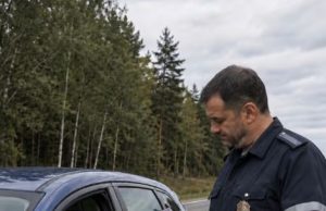 Saobraćajni policajac namjerno je mladoj ženi pocijepao vozačku dozvolu u pokušaju da je ponizi. Ali upravo u tom trenutku žena je mirno otvorila pretinac za rukavice, izvadila nešto drugo, a samo nekoliko sekundi kasnije policajac je stajao potpuno šokiran 😱 Saobraćajni policajac namjerno je mladoj ženi pocijepao vozačku dozvolu u pokušaju da je ponizi. Ali upravo u tom trenutku žena je mirno otvorila pretinac za rukavice, izvadila nešto drugo, a samo nekoliko sekundi kasnije policajac je stajao potpuno šokiran 😱 - featured image