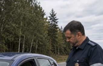 Saobraćajni policajac namjerno je mladoj ženi pocijepao vozačku dozvolu u pokušaju da je ponizi. Ali upravo u tom trenutku žena je mirno otvorila pretinac za rukavice, izvadila nešto drugo, a samo nekoliko sekundi kasnije policajac je stajao potpuno šokiran 😱 Saobraćajni policajac namjerno je mladoj ženi pocijepao vozačku dozvolu u pokušaju da je ponizi. Ali upravo u tom trenutku žena je mirno otvorila pretinac za rukavice, izvadila nešto drugo, a samo nekoliko sekundi kasnije policajac je stajao potpuno šokiran 😱 - featured image