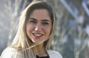 Muškarci gube glavu kada žene rade ove 3 stvari Muškarci gube glavu kada žene rade ove 3 stvari - featured image