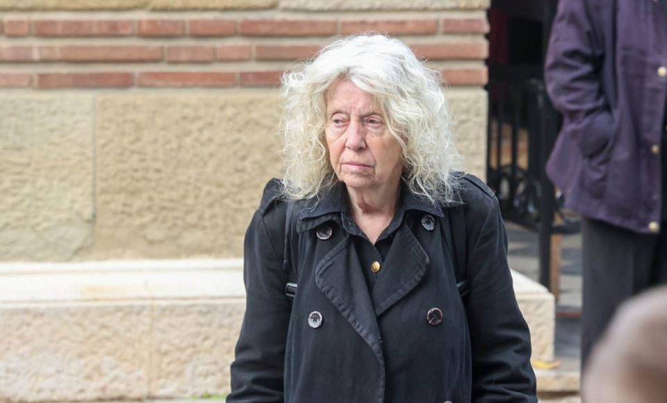 Komšije Eve Ras digle uzbunu: „Zabrinuti smo za nju, niko nije očekivao da će ovako izgledati njen život“ Prosi na ulici, ne brine o sebi više, uužas - featured image