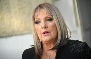 Snežana se obukla minić i ukrasila čizmama do koljena šokirala javnost novim izgledom !SRAMOTNO zar baba ovako treba da se obuče? Snežana se obukla minić i ukrasila čizmama do koljena šokirala javnost novim izgledom !SRAMOTNO zar baba ovako treba da se obuče? - featured image