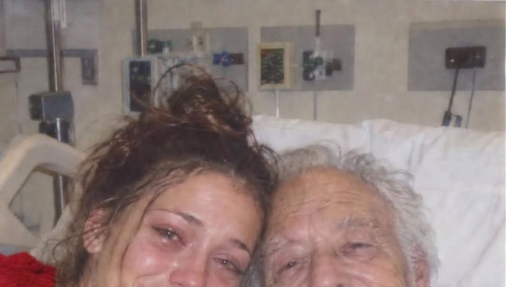 Udala sam se za neznanca iz bolničke čekaonice kako ne bi umro sam — nakon našeg jednotjednog braka njegov mi je odvjetnik predao njegov ruksak i rekao: „Želio je da saznaš istinu.“ - featured image Udala sam se za neznanca iz bolničke čekaonice kako ne bi umro sam — nakon našeg jednotjednog braka njegov mi je odvjetnik predao njegov ruksak i rekao: „Želio je da saznaš istinu.“ - featured image