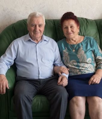 Moj otac je celog života uzimao celu platu moje majke. Jednog dana smo konačno saznali na šta je potrošio sav taj novac. Moj otac je celog života uzimao celu platu moje majke. Jednog dana smo konačno saznali na šta je potrošio sav taj novac. - featured image