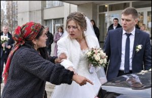 Ciganka je prišla do mlade kod matičara: „Veo koji nosiš nije tvoj, sudbina ti je gorka. Otvori prtljažnik mladoženjinog auta. Molim te kao Boga, otvori…“ …😲😲😲 Ciganka je prišla do mlade kod matičara: „Veo koji nosiš nije tvoj, sudbina ti je gorka. Otvori prtljažnik mladoženjinog auta. Molim te kao Boga, otvori…“ …😲😲😲 - featured image