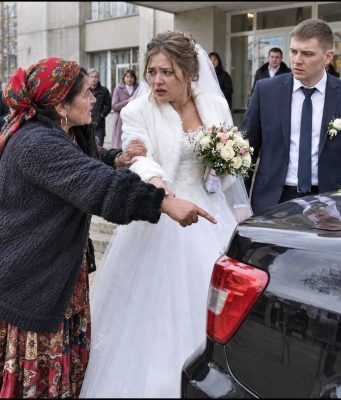 Ciganka je prišla do mlade kod matičara: „Veo koji nosiš nije tvoj, sudbina ti je gorka. Otvori prtljažnik mladoženjinog auta. Molim te kao Boga, otvori…“ …😲😲😲 Ciganka je prišla do mlade kod matičara: „Veo koji nosiš nije tvoj, sudbina ti je gorka. Otvori prtljažnik mladoženjinog auta. Molim te kao Boga, otvori…“ …😲😲😲 - featured image