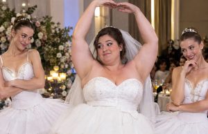 Nevjesta teška 125 kilograma odlučila je zaplesati balet pred stotinama gostiju na rođendanu svog milijunaškog zaručnika. Ali samo nekoliko sekundi kasnije cijela se dvorana počela smijati. Njezin zaručnik, posramljen, htio je pobjeći kako ne bi morao gledati tu neugodnu scenu. 🫣 Nevjesta teška 125 kilograma odlučila je zaplesati balet pred stotinama gostiju na rođendanu svog milijunaškog zaručnika. Ali samo nekoliko sekundi kasnije cijela se dvorana počela smijati. Njezin zaručnik, posramljen, htio je pobjeći kako ne bi morao gledati tu neugodnu scenu. 🫣 - featured image