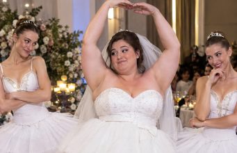 Nevjesta teška 125 kilograma odlučila je zaplesati balet pred stotinama gostiju na rođendanu svog milijunaškog zaručnika. Ali samo nekoliko sekundi kasnije cijela se dvorana počela smijati. Njezin zaručnik, posramljen, htio je pobjeći kako ne bi morao gledati tu neugodnu scenu. 🫣 Nevjesta teška 125 kilograma odlučila je zaplesati balet pred stotinama gostiju na rođendanu svog milijunaškog zaručnika. Ali samo nekoliko sekundi kasnije cijela se dvorana počela smijati. Njezin zaručnik, posramljen, htio je pobjeći kako ne bi morao gledati tu neugodnu scenu. 🫣 - featured image