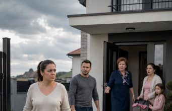 Onog dana kada smo se preselili u kuću koju sam sagradila vlastitim radom, moja svekrva je ušla kroz vrata kao da je njezina. Kada sam ih čula kako govore da će naša spavaća soba biti njezina soba, shvatila sam da, ako i ovaj put budem šutjela, više nikada neću imati svoj dom. Onog dana kada smo se preselili u kuću koju sam sagradila vlastitim radom, moja svekrva je ušla kroz vrata kao da je njezina. Kada sam ih čula kako govore da će naša spavaća soba biti njezina soba, shvatila sam da, ako i ovaj put budem šutjela, više nikada neću imati svoj dom. - featured image