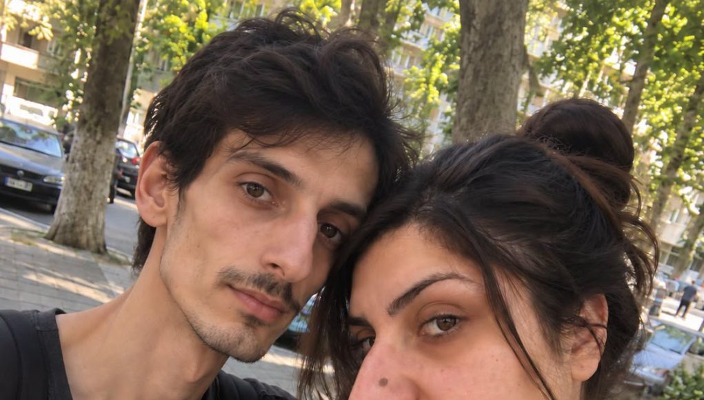 Godinama su se ljudi rugali mom nosu, a nakon operacije moj je muž uklonio sva ogledala iz naše kuće — ali kada je netko pokucao na vrata, otkrila sam tko je zapravo svih tih godina učinio da se toliko sramim svog izgleda… - featured image