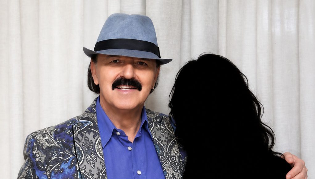 ESTRADA NA KOLENIMA!!! HARIS ĐŽINOVIĆ oženio 20 godina mlađu KOLEGICU ?Kad vidite KO JE u pitanju ZNIJEMIT ćete od šoka ĆERKA MOŽE DA MU BUDE…. - featured image