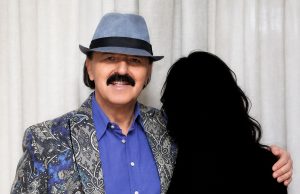 ESTRADA NA KOLENIMA!!! HARIS ĐŽINOVIĆ oženio 20 godina mlađu KOLEGICU ?Kad vidite KO JE u pitanju ZNIJEMIT ćete od šoka ĆERKA MOŽE DA MU BUDE…. ESTRADA NA KOLENIMA!!! HARIS ĐŽINOVIĆ oženio 20 godina mlađu KOLEGICU ?Kad vidite KO JE u pitanju ZNIJEMIT ćete od šoka ĆERKA MOŽE DA MU BUDE…. - featured image