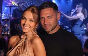 ČUVALA JE LIJEPE VIJESTI, U STROGOJ TAJNOSTI sad je stomak odao: Džejla Ramović prima čestitke, dolazi nam djevojcica…PORUKA MLAĐE KĆERKE SLOMILA DUŠKA TOŠIĆA: PIjunula na oca (video) ČUVALA JE LIJEPE VIJESTI, U STROGOJ TAJNOSTI sad je stomak odao: Džejla Ramović prima čestitke, dolazi nam djevojcica…PORUKA MLAĐE KĆERKE SLOMILA DUŠKA TOŠIĆA: PIjunula na oca (video) - featured image