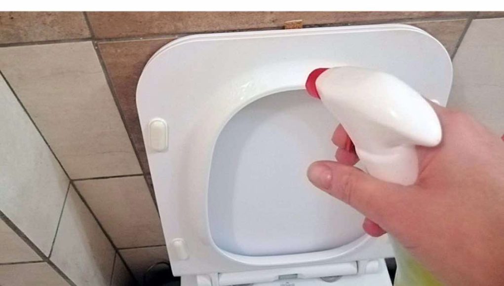 POPRSKAJTE ovo na WC dasku i zablistaće kao nova: Žute mrlje i prljavština će nestati ODMAH! - featured image